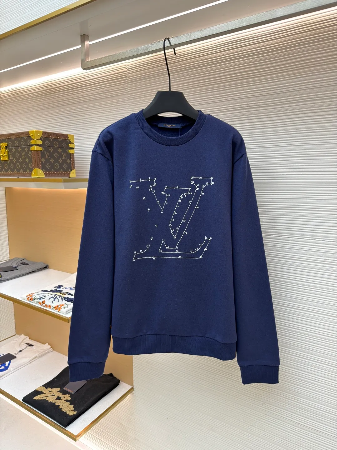 LOUIS VUITTON constellation embroidered round neck sweatshirt ●Original version: purchased and developed for 7499 ●Item number: 1681804-A90 ●Fabric: cotton sweatshirt fabric ●Technology: embroidery production ●Color: navy blue ●Version: fitted version ●Weight: about 485 grams ●Size: S-M-L-XL ●Description: 32s double-ply cotton sweatshirt fabric After the gray cloth is dyed and finalized, the base fabric is subjected to a fleece shearing process. An eight-claw machine is used for screen printing and laser engraving on kefir. The printing effect is matte and feels light and thin. The embroidery uses a Tajima embroidery machine imported from Japan. The overall wiring is straight and delicate, the fabric is comfortable and soft, and the color is consistent without color difference. It can be matched with the same style to create a fashionable look and control various occasions. Customized accessories, complete with three standards, same style for men and women!